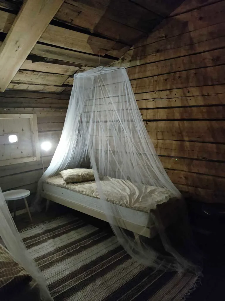 Hämeenniemen B&B aittamajoituksen Eetun huone sisältä