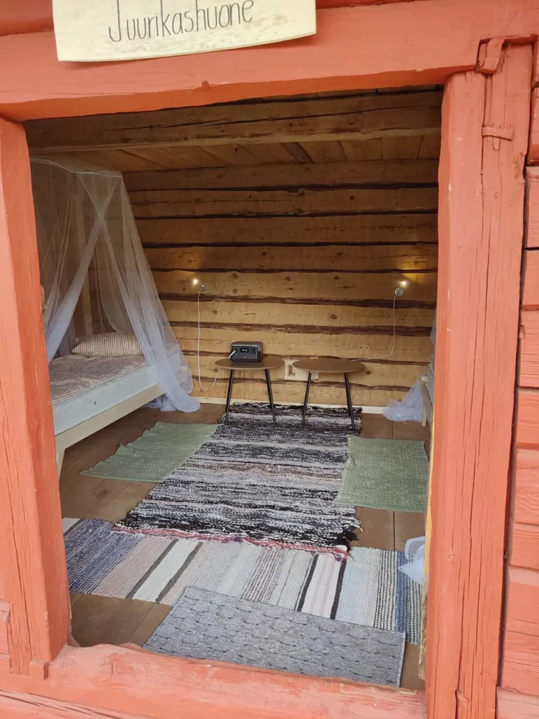Hämeenniemen B&B aittamajoituksen Juurikashuone