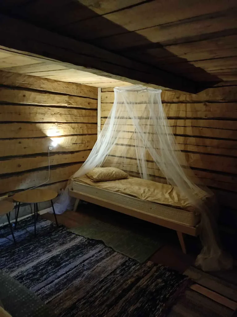 Hämeenniemen B&B aittamajoituksen Juurikashuone sisältä