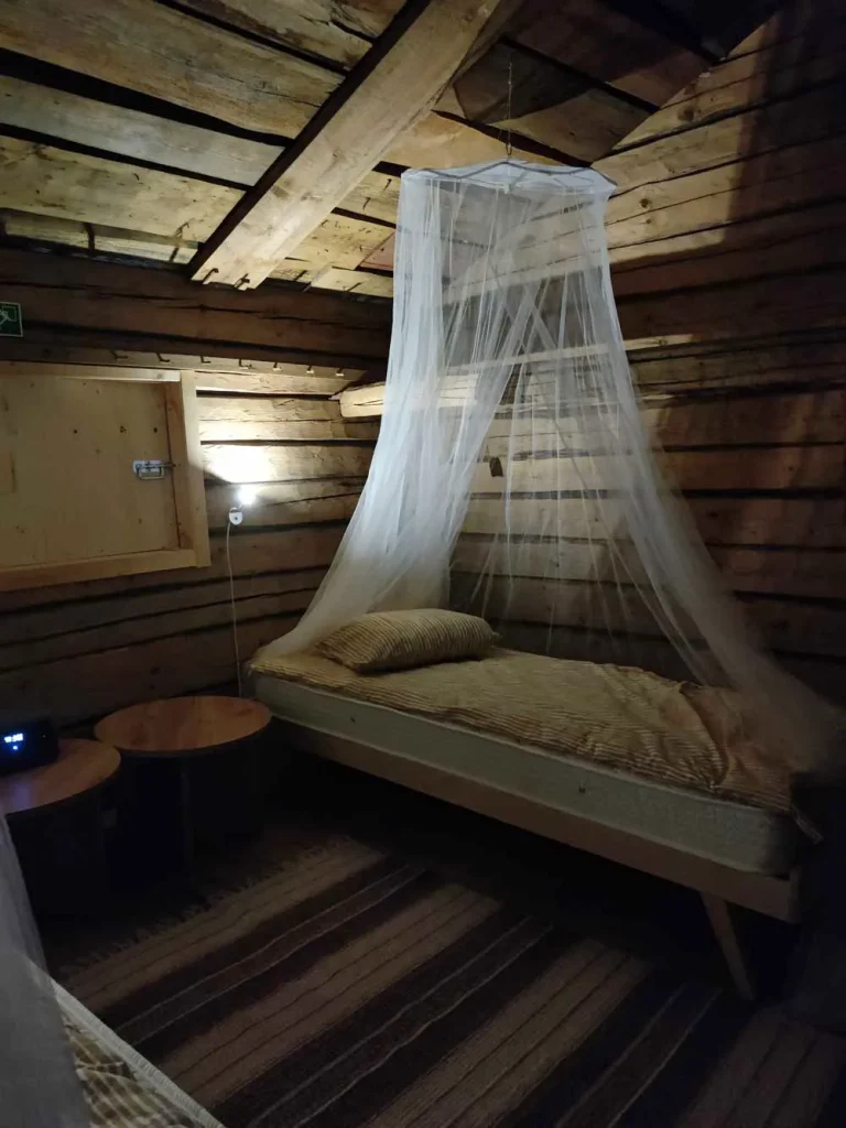 Hämeenniemen B&B aittamajoituksen Pehtoorin huone sisältä