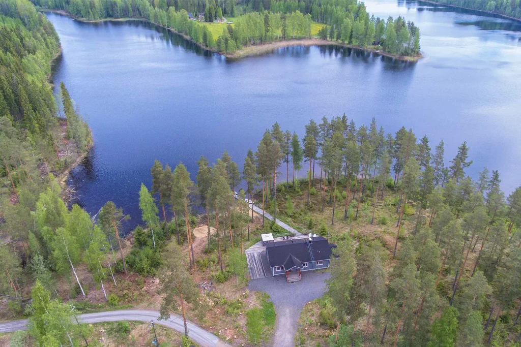 Ilmakuva Hämeenniemen huvilasta Ferdinand, näkymä järvelle