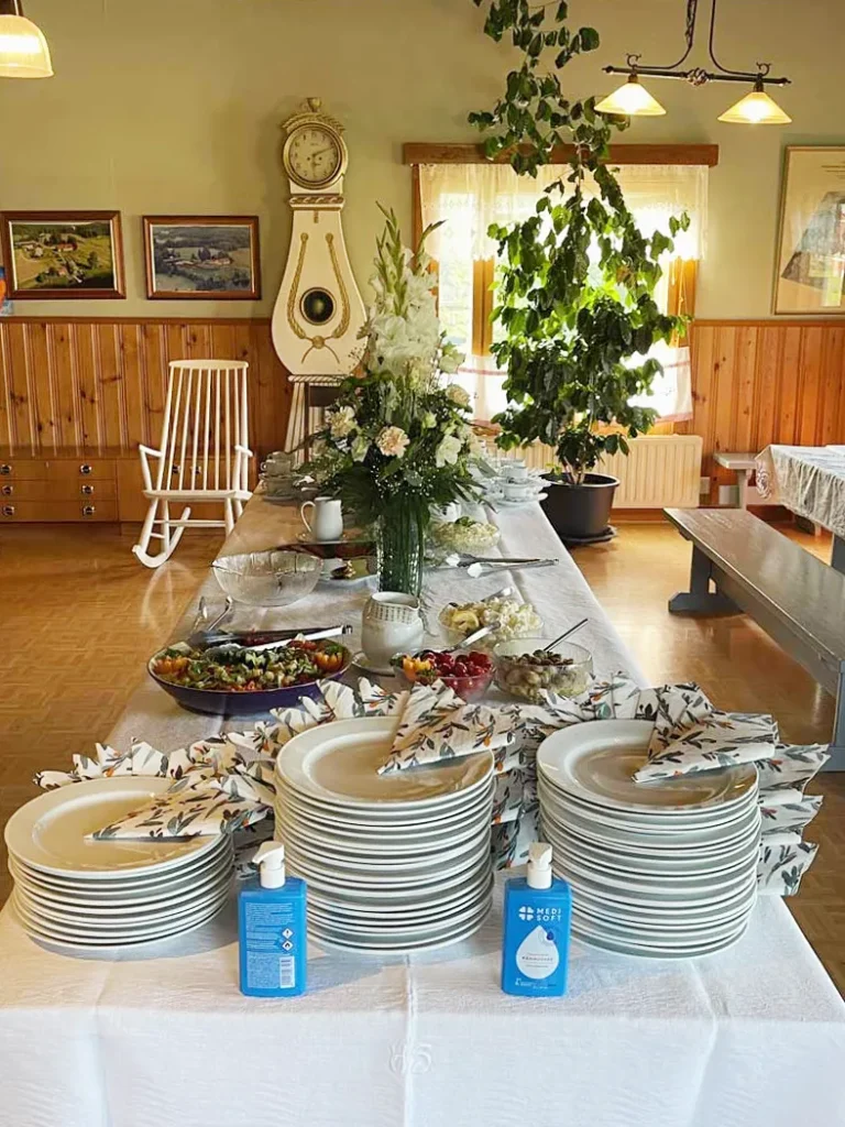 Katettu noutopöytä Hämeenniemen Huviloiden juhlatilalla