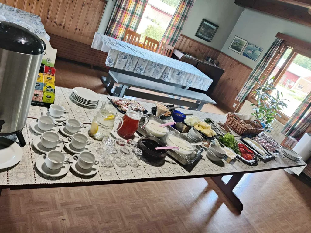 Katettu aamiaispöytä Hämeenniemen Huviloiden juhlatilalla