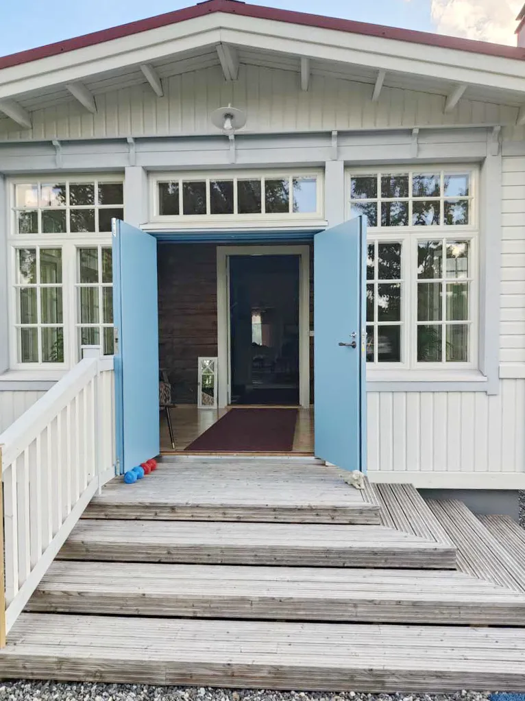 Hämeenniemen Huviloiden juhlatilan etuovi