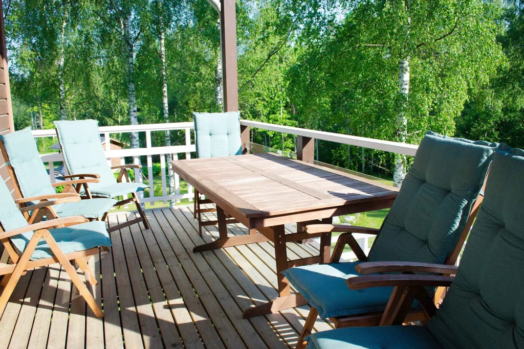 Hämeenniemen huvila Kallen Tupa terassi ja terassikalusteet
