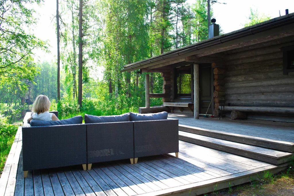 Hämeenniemen Kuorekosken rantasaunan terassi