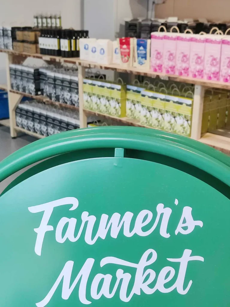 Hämeenniemen tilapuodin kyltti, jossa lukee Farmer's Market